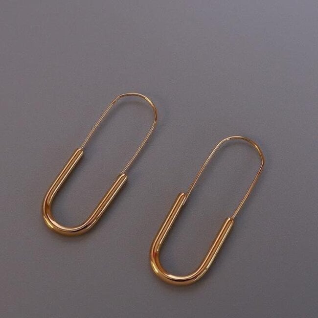 Minimaal ontwerp paperclip hoepel oorbellen