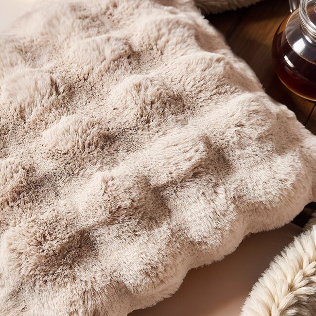 Primaviera Deluxe Pom Rabbit Fur Zierkissen - Sand - 50 × 50 cm