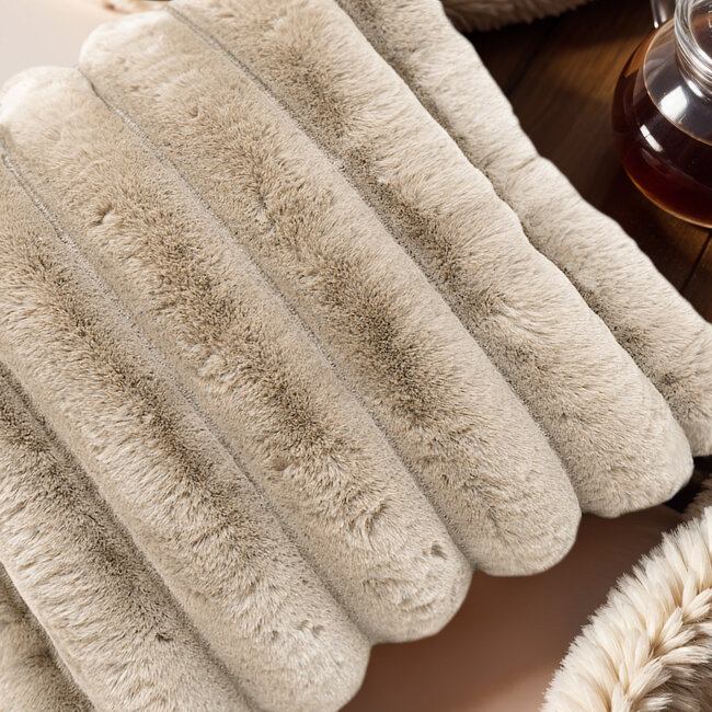 Primaviera Deluxe Rib Kaninchenfellimitat-Zierkissen - Sand, 50 × 50 cm