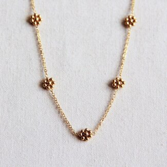 Stainless steel necklace with delicate daisy flowers