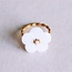 RVS gedraaide ring met witte bloem en mini parel
