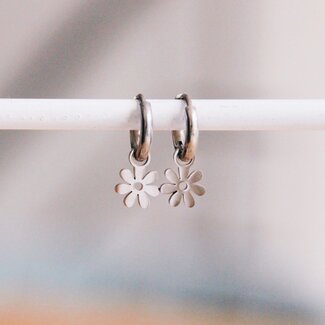 Koning Bamboe Stainless steel hoop earrings with daisy flower - silver