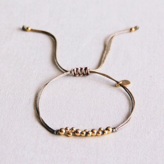 Koning Bamboe Satin bracelet with gold colored beads - taupe/gold