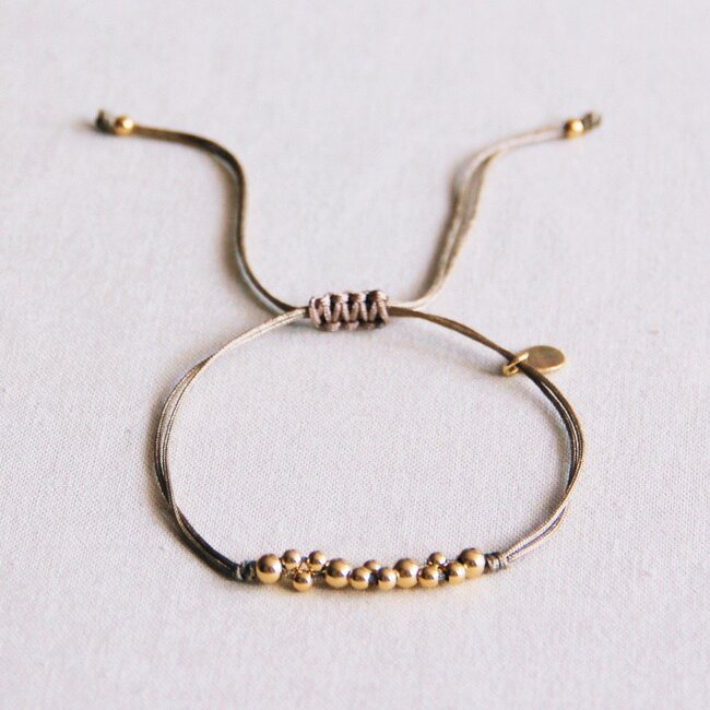 Koning Bamboe Satin bracelet with gold colored beads - taupe/gold