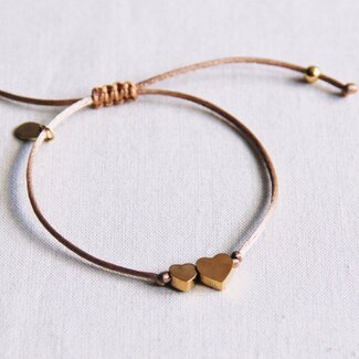 Koning Bamboe Satin bracelet with small and large heart - taupe/gold