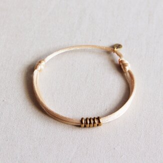 Koning Bamboe SS102 - Satijnen armband met ringen – zandkleurig / goud