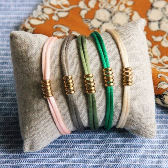 SS102 - Satijnen armband met ringen – zandkleurig / goud