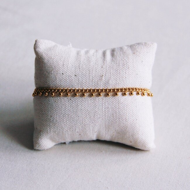 SA834: Stalen schakelarmband met balletjes - goud