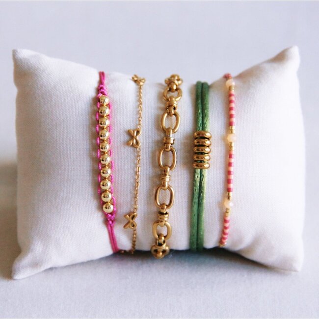 Satijnen armband met goudkleurige kralen - lila