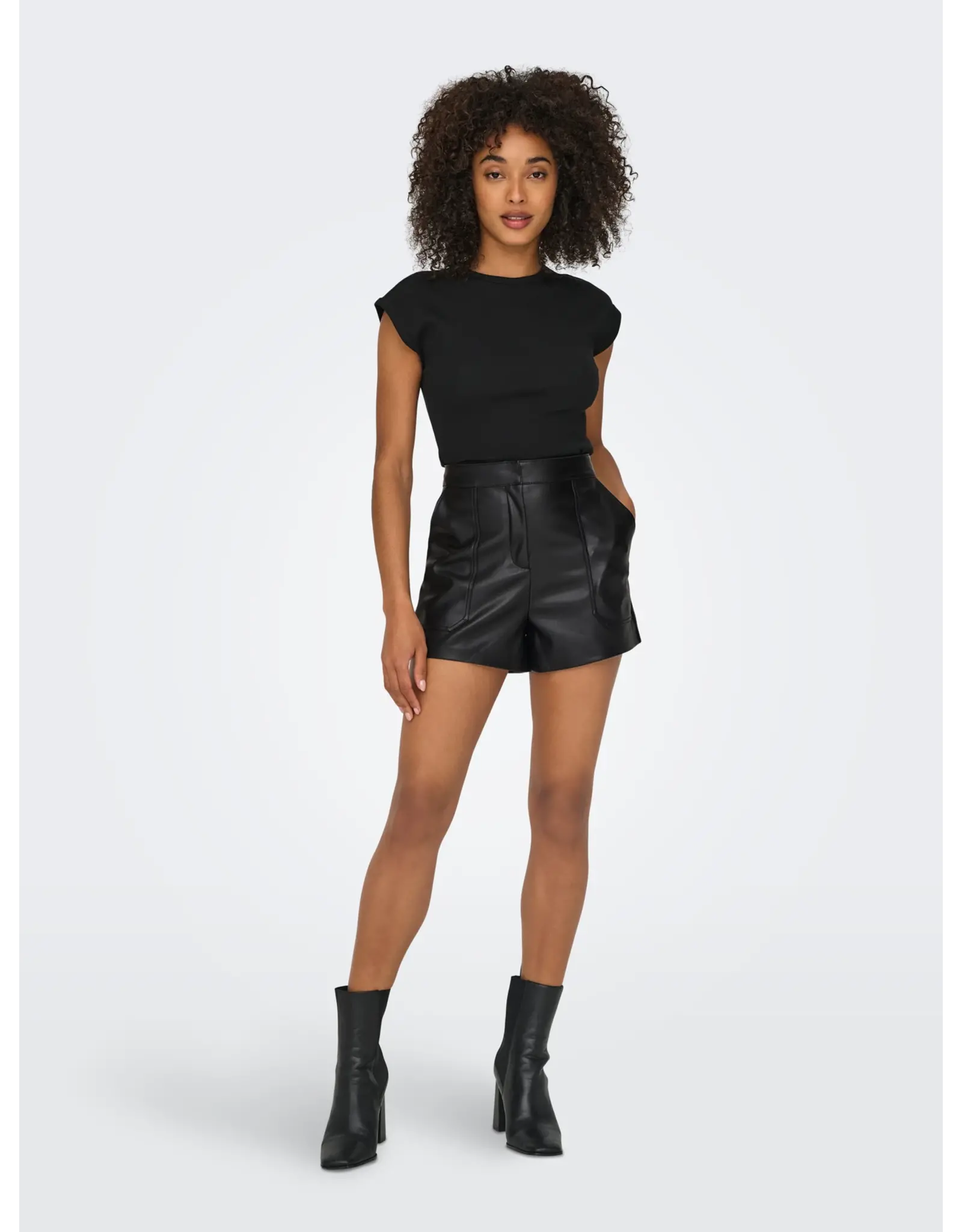 ONLY ONLY Tricia mid waist baggy fit PU-short - Black