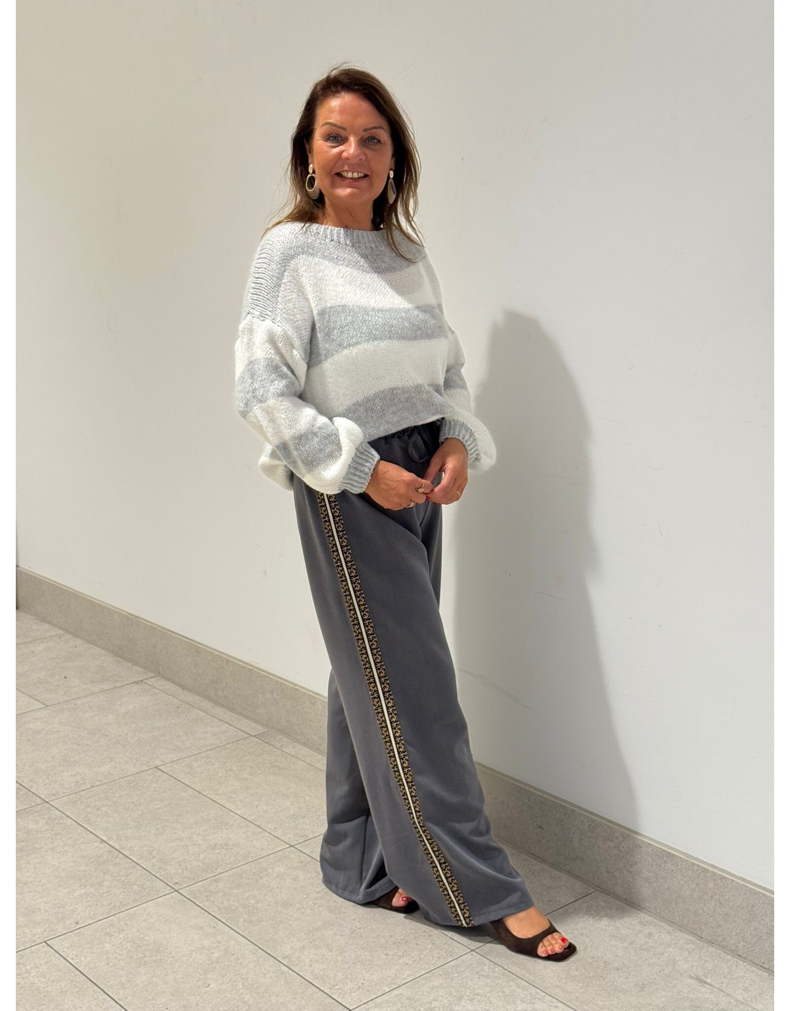 HEBBEZ Wide leg pantalon met panter bies Yara - Lichtgrijs