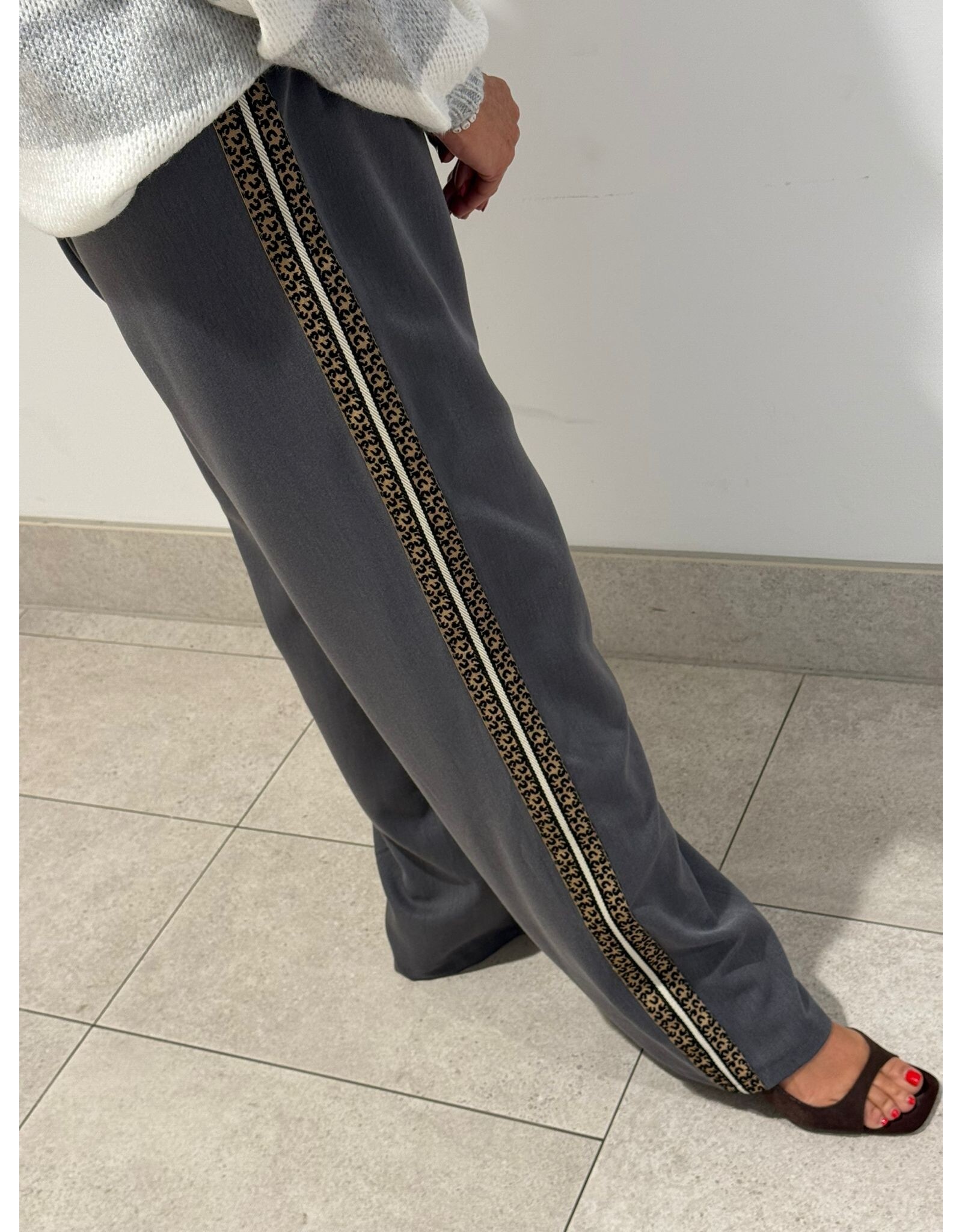 HEBBEZ Wide leg pantalon met panter bies Yara - Lichtgrijs