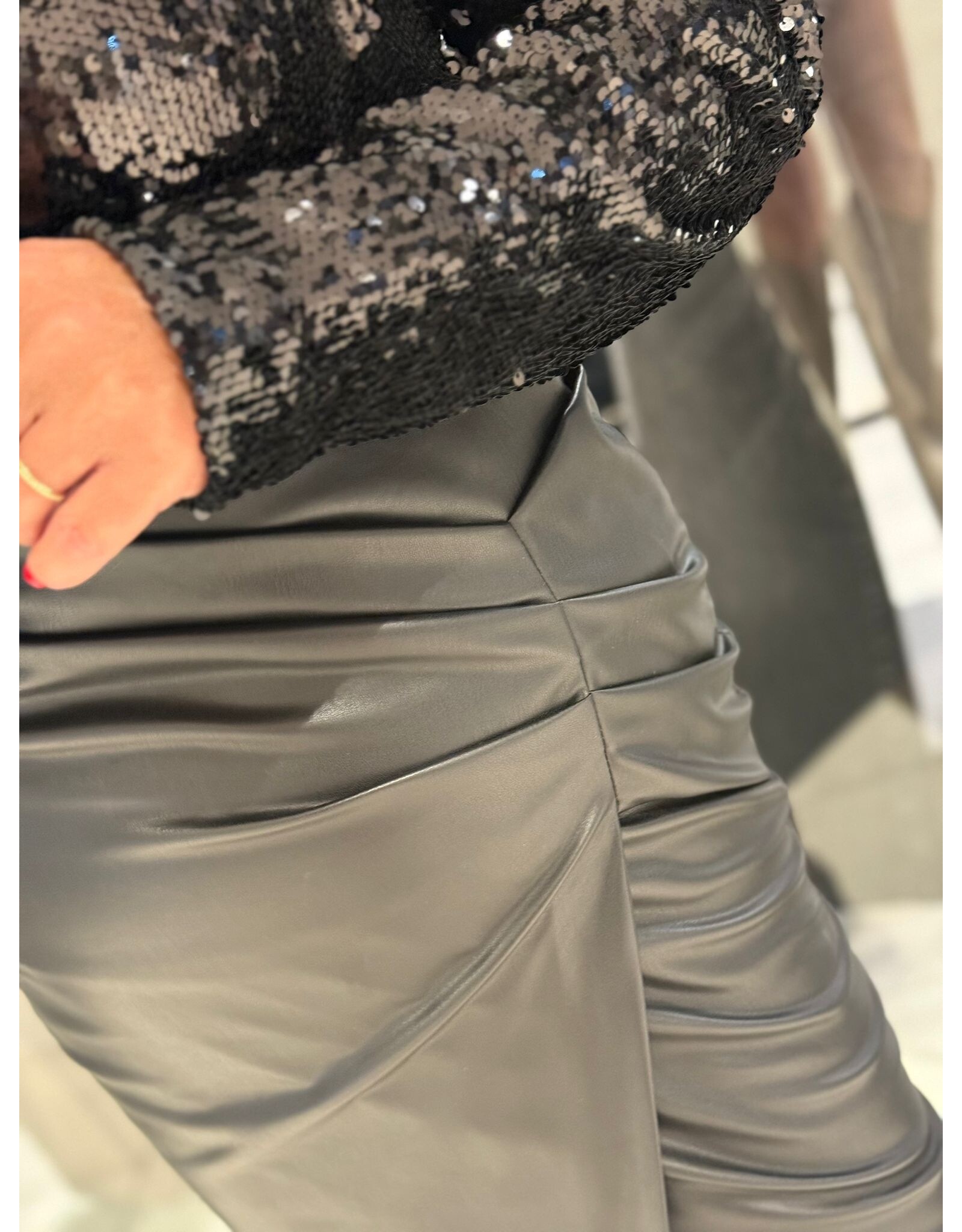 HEBBEZ PU-leren maxi-rok met detail Nora - Zwart