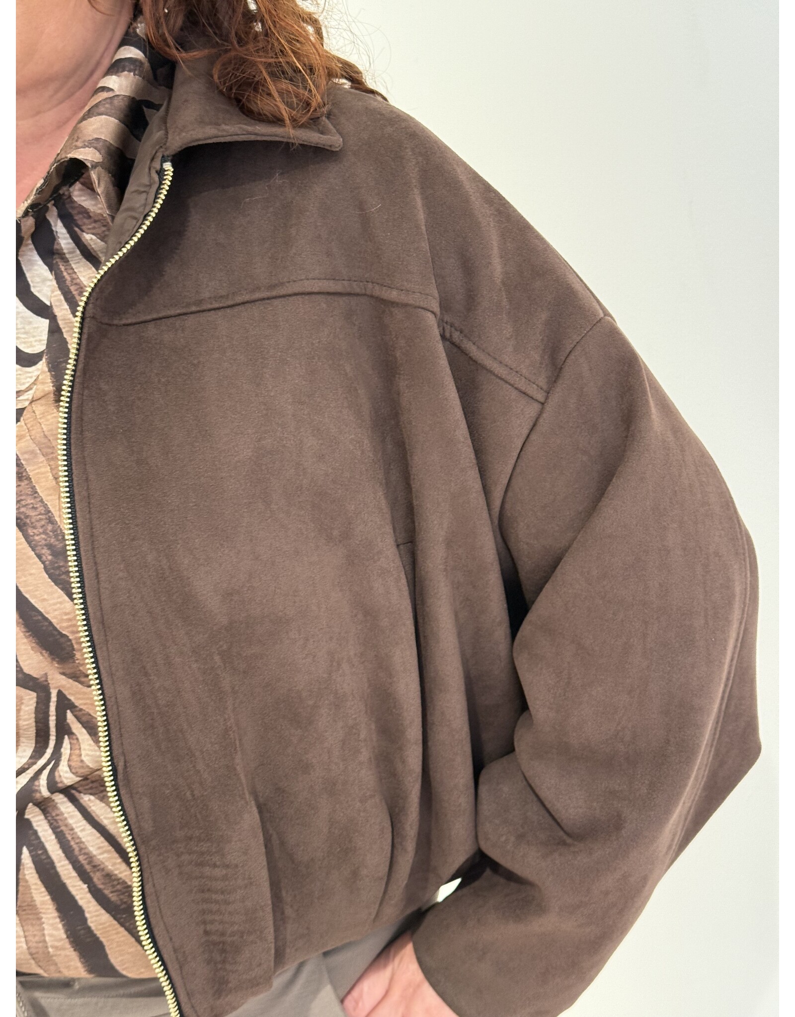 HEBBEZ Suedine 'inspired' jack met gouden rits Tess - Chocoladebruin