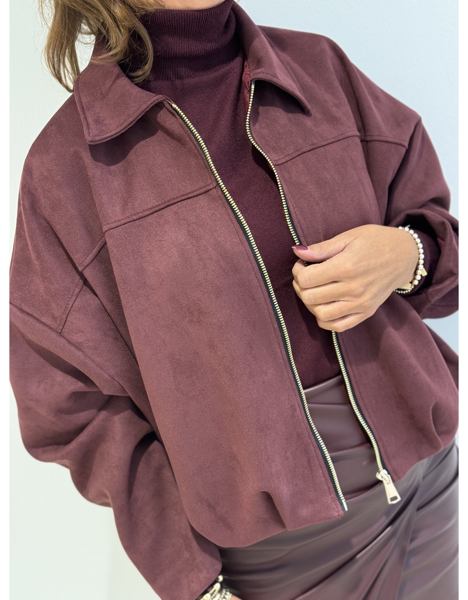 HEBBEZ Suedine 'inspired' jack met gouden rits Tess - Bordeauxrood