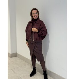 HEBBEZ Suedine 'inspired' jack met gouden rits Tess - Bordeauxrood