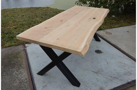 Table tronc en chêne avec pieds en acier