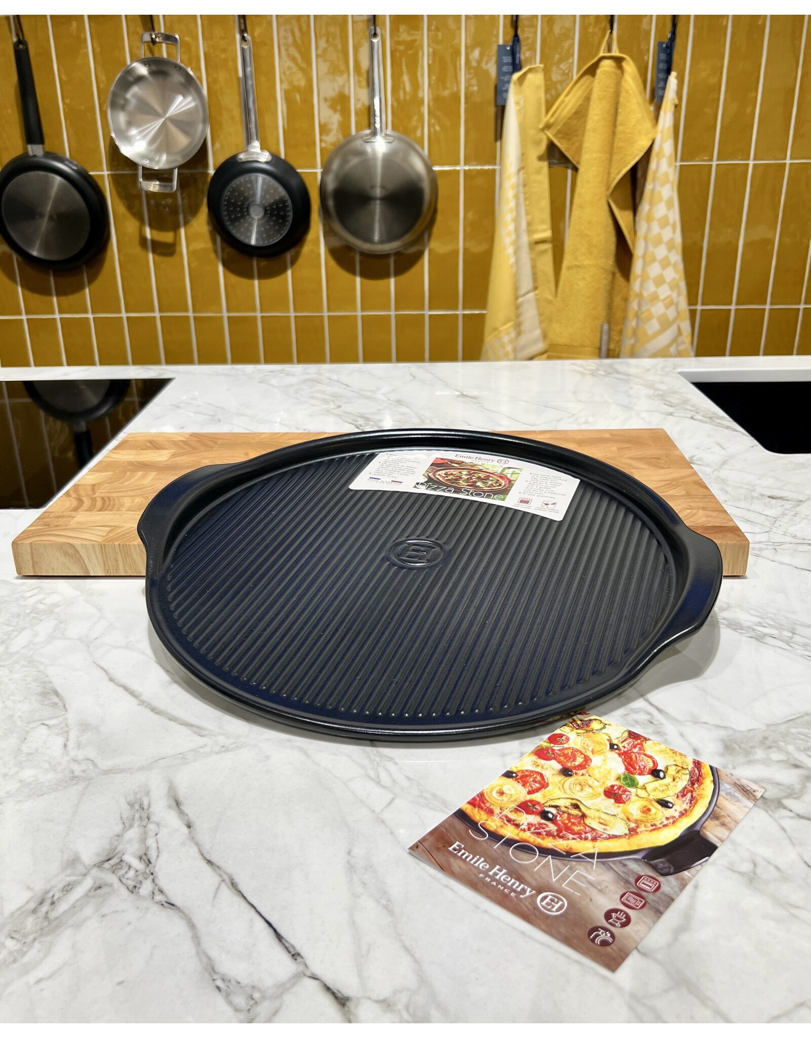 Emile Henry Pizzasteen Ø 40 cm – Geribbeld – Zwart | Van €81,25 voor €47,95