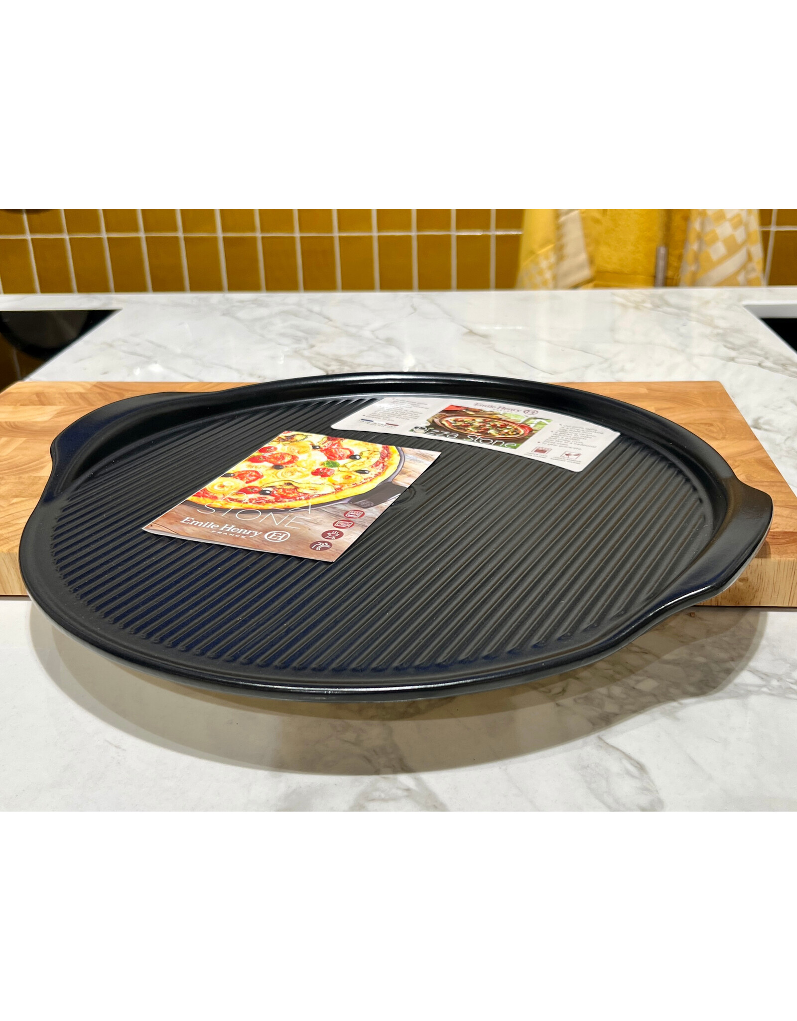 Emile Henry Pizzasteen Ø 40 cm – Geribbeld – Zwart | Van €81,25 voor €47,95