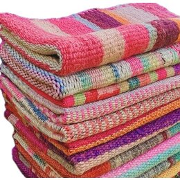 Handgewoven kleedje, harmonieus en  kleurrijk