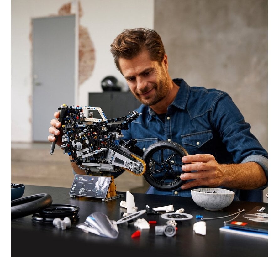 LEGO Technic BMW M 1000 RR Motor – displaymodel voor volwassen bouwfans (42130)