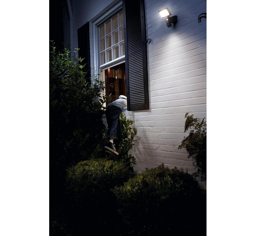 OSRAM SMART+ WiFi Spot met HD-Camera, Bewegingssensor en Dimbaar Warm Wit 2000 Lumen