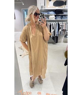 GUUS Jurk long cotton dress v-neck ochre