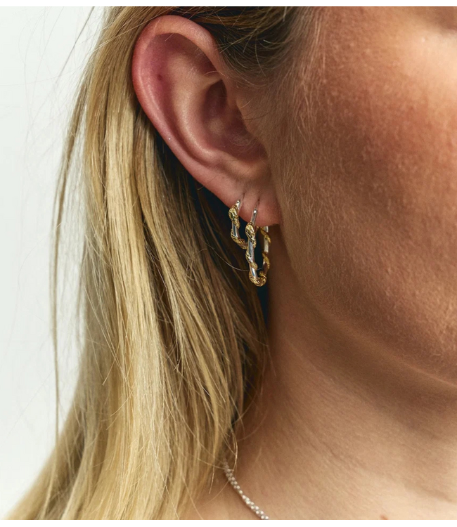 Anna+Nina Oorbel Small Twisting Serpent Hoop Earrings Gold Plated