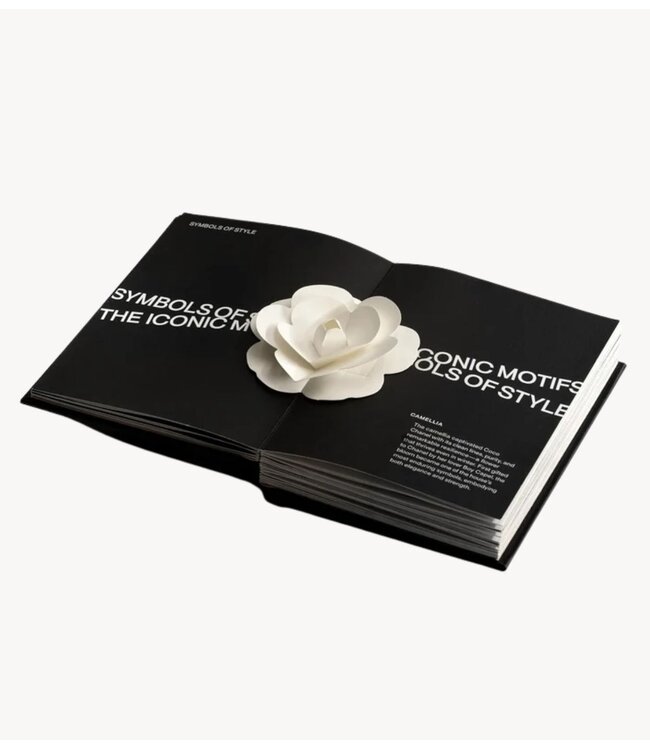 New Mags Boek Fashion Unfolded - Pop-Up Chanel