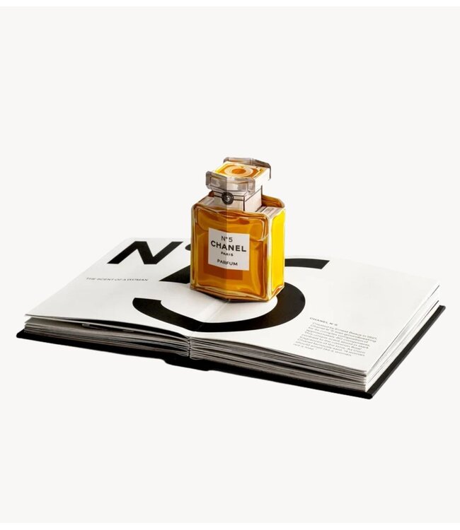 New Mags Boek Fashion Unfolded - Pop-Up Chanel