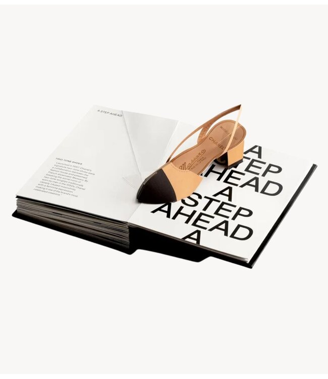 New Mags Boek Fashion Unfolded - Pop-Up Chanel