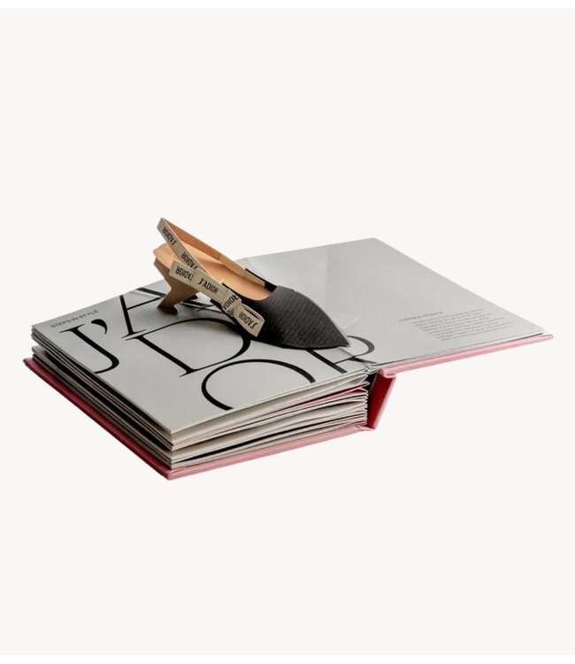 New Mags Boek Fashion Unfolded - Pop-Up Dior