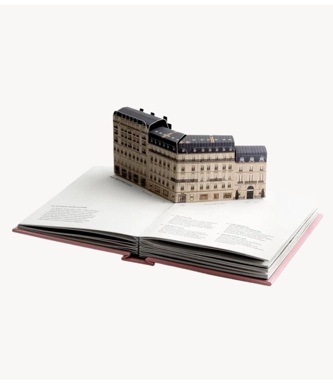New Mags Boek Fashion Unfolded - Pop-Up Dior