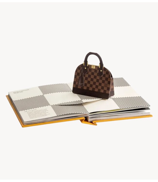New Mags Boek Fashion Unfolded - Pop-Up Louis Vuitton