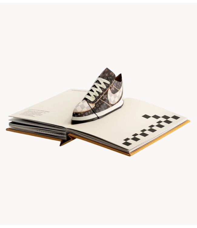 New Mags Boek Fashion Unfolded - Pop-Up Louis Vuitton