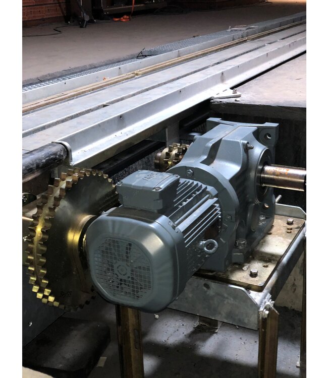Kettingbaan motor 5,5 kW incl vertragingsbak K87/A