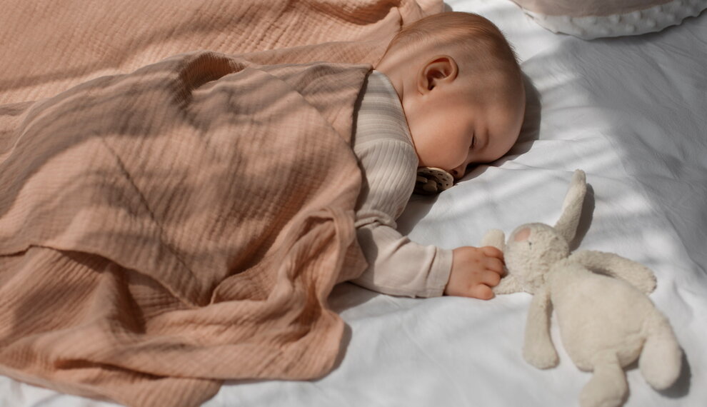Wanneer mag een baby op zijn buik slapen?