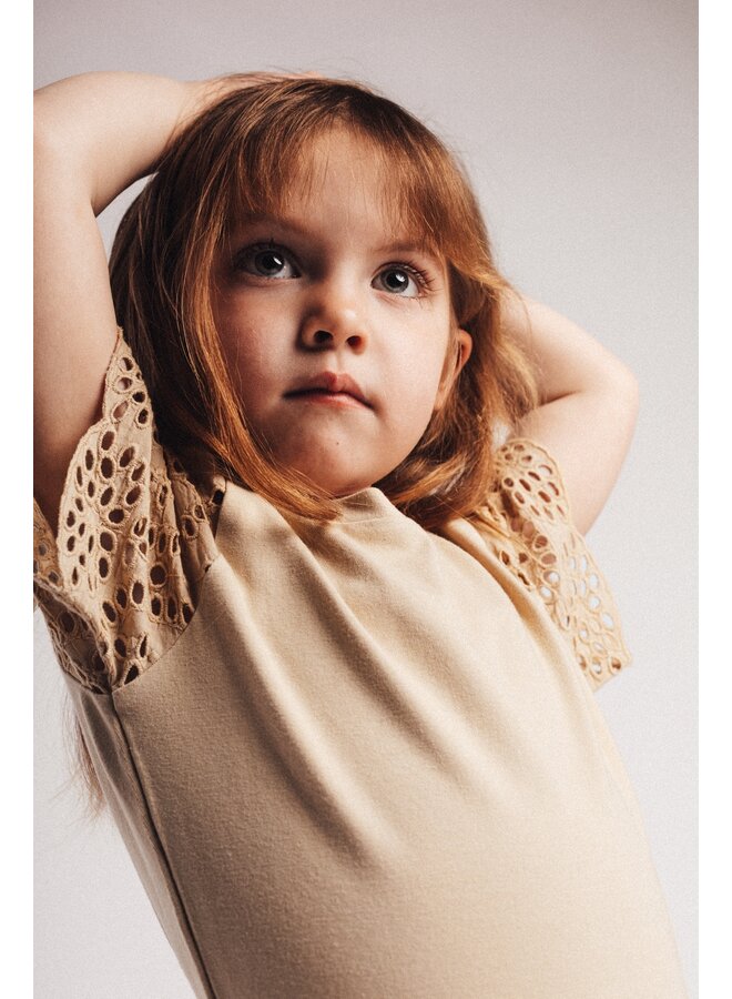 Baje Studio - Bless shortsleeve - Creme fawn