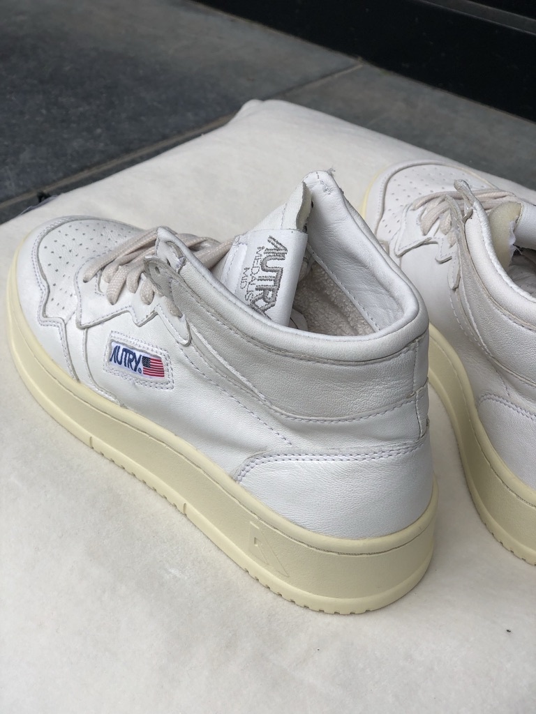 Witte sportieve sneaker met rode hiel Autry