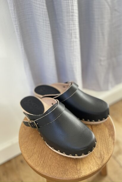 clog black