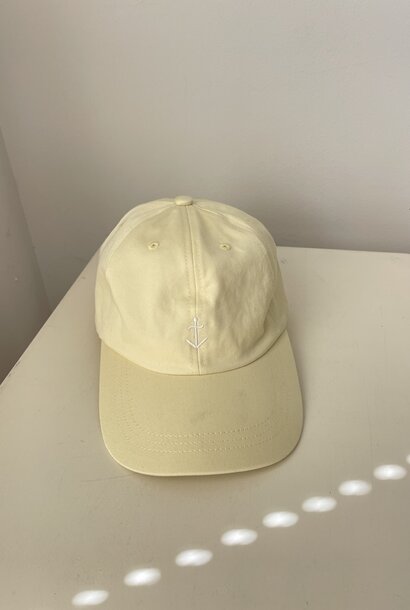 santos cap pale yellow