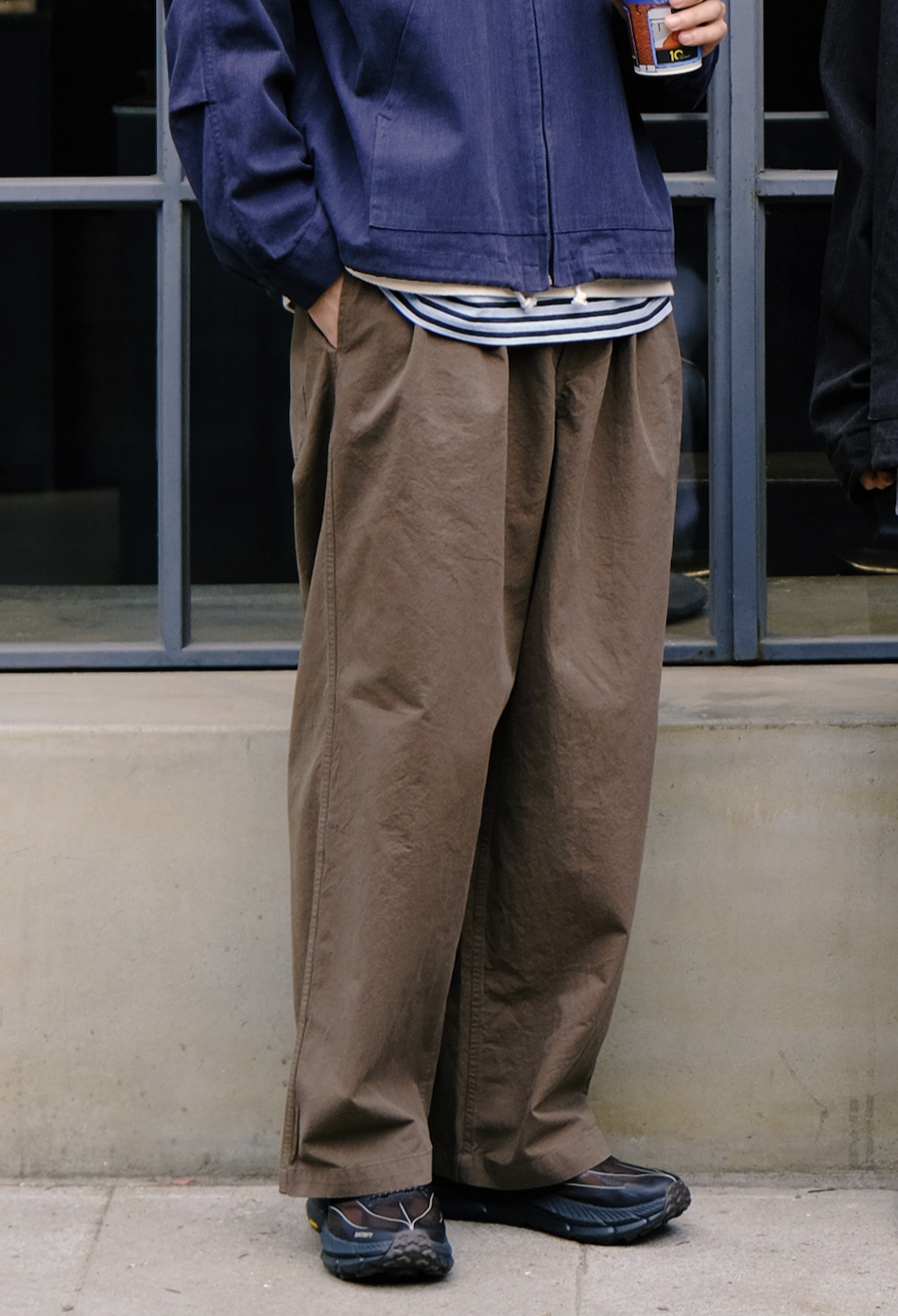 two tuck wide pants brown one size-3