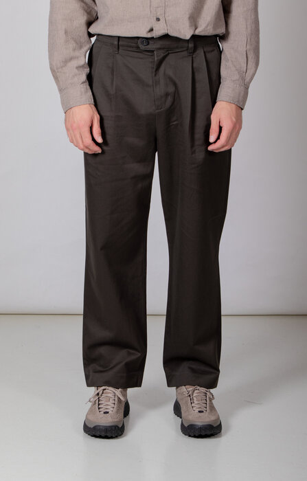 Rough Side Rough Side Broek / Two Tuck Pants / Donker Bos Rough Side Rough Side Broek / Two Tuck Pants / Donker Bos