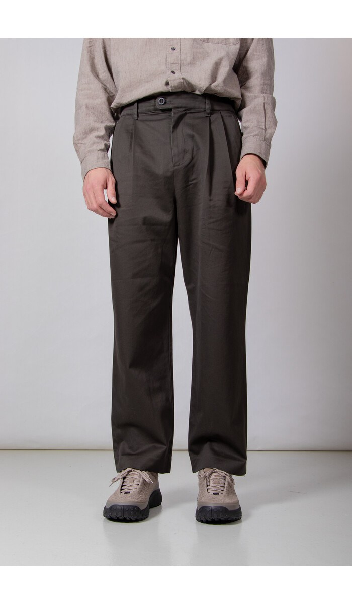 Rough Side Rough Side Broek / Two Tuck Pants / Donker Bos Rough Side Rough Side Broek / Two Tuck Pants / Donker Bos
