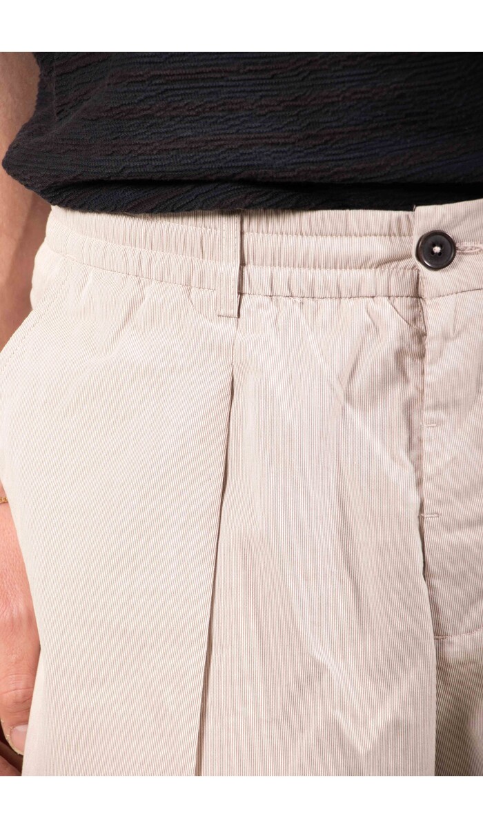 Universal Works Universal Works Korte Broek / Pleated Track Short / Bruine Streep Universal Works Universal Works Korte Broek / Pleated Track Short / Bruine Streep