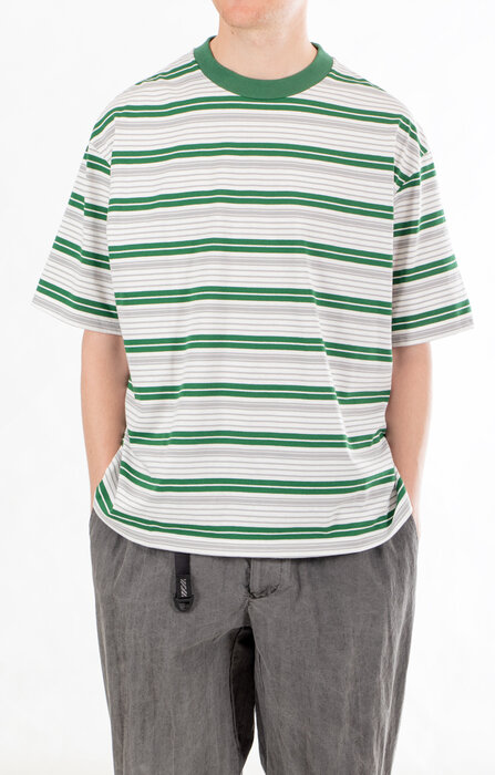 Is-ness Is-ness T-Shirt / Border T / Grün Is-ness Is-ness T-Shirt / Border T / Grün