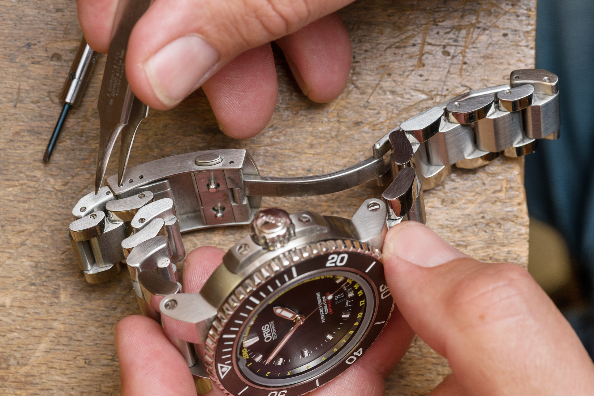 horlogemaker in Winterswijk aan het werk om de sluiting van een horloge te repareren