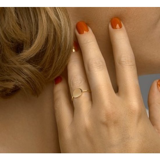 Collectie Milikan 14 karaat geelgouden graveerring uitgevoerd met een rondje. Maat 16.5 mm. De ring heeft een breedte van 8.5mm 1050102.