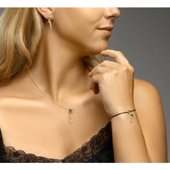 Collectie Milikan 14 karaat geelgouden anker collier uitgevoerd met een schitterende malachiet en een karabijn sluiting. Het collier heeft draaglengtes van 41, 43 en 45cm 1050084.