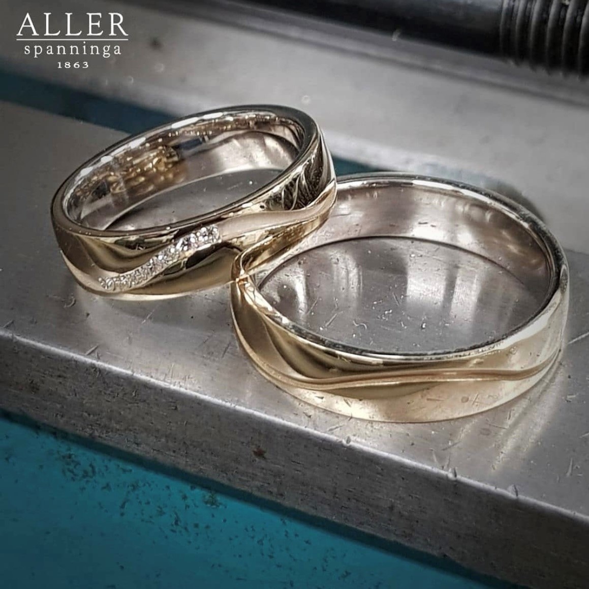 trouwring geheel naar wens samengesteld door onze goudsmid in de juwelier dichtbij vreden